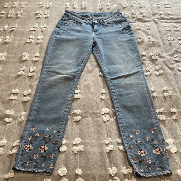 Women’s Mid Rise Jeans - Picture 3 of 9